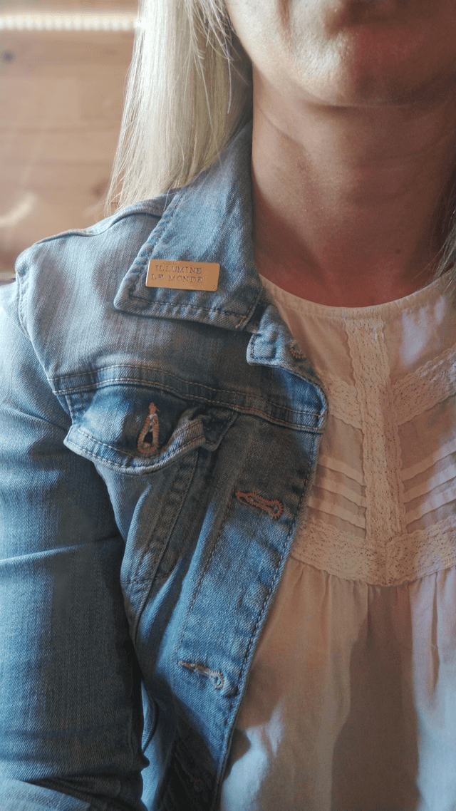 Pin's "Illumine le monde"